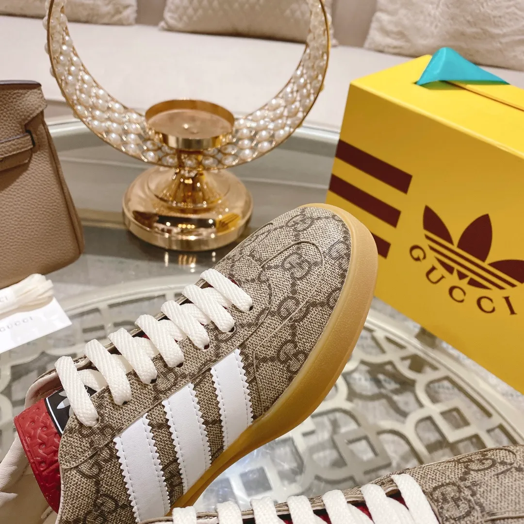 👟👟Ex-factory price 520👟👟Gucci&adidas joint limited edition couple's sneakers. A super nice joint casual sneaker with rich and bold colors! It showed everyone a completely different charm from the past! Combining retro style and youthful sports style to create a new aesthetic! Vitality yet stylish at the same time! ! Upper - made of cowhide, cowhide, cloth. Lining - sheepskin lining for foot pads. Sole - original open-molded beef tendon non-slip and wear-resistant outsole. Size: 35-47 (couple style)